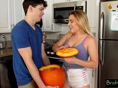 Sexy Aubrey wichst den Schwanz ihres Stiefbruders im Kürbis