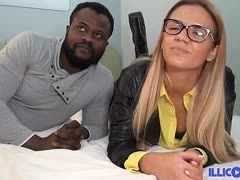 Schokoprügel für die blonde Muschi